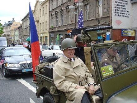 V sobotu od 11:00 hod. probíhala na Klatovské tř. přehlídka vojenské techniky nejenom 2. Světové války, ale i té současné. Historickými vozidly se tradičně svezli i veterání. Klatovskou tř. lemovalo cca 100.000 lidí.