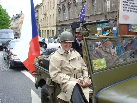 V sobotu od 11:00 hod. probíhala na Klatovské tř. přehlídka vojenské techniky nejenom 2. Světové války, ale i té současné. Historickými vozidly se tradičně svezli i veterání. Klatovskou tř. lemovalo cca 100.000 lidí.