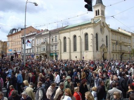 V sobotu od 11:00 hod. probíhala na Klatovské tř. přehlídka vojenské techniky nejenom 2. Světové války, ale i té současné. Historickými vozidly se tradičně svezli i veterání. Klatovskou tř. lemovalo cca 100.000 lidí.
