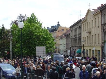 V sobotu od 11:00 hod. probíhala na Klatovské tř. přehlídka vojenské techniky nejenom 2. Světové války, ale i té současné. Historickými vozidly se tradičně svezli i veterání. Klatovskou tř. lemovalo cca 100.000 lidí.