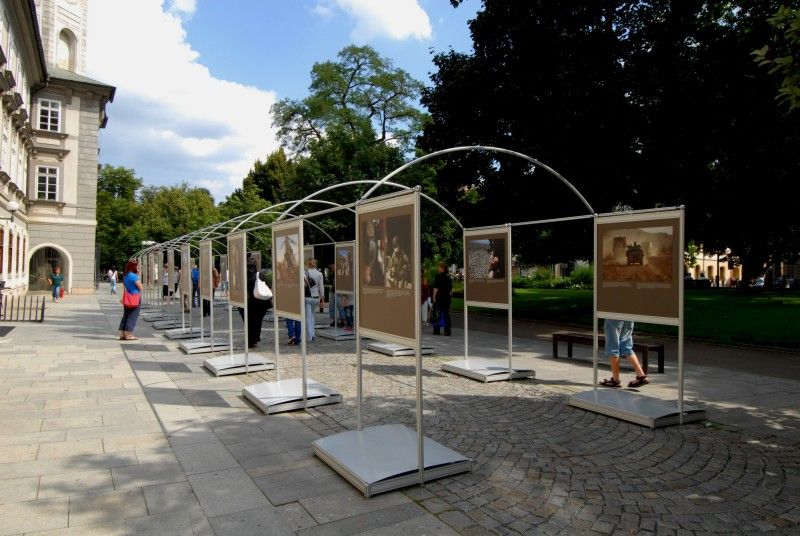 Soubor 48 velkoplošných fotografií představuje každodenní práci českých vojáků v terénu očima praporčíka Daniela Hlaváče a zároveň přináší výtvarný pohled známého fotografa Herberta Slavíka. Ten se zaměřil na atmosféru a krajinu míst, kde naši vojáci pomáhají. Výstava je rovněž doplněna několika fotografiemi anonymních autorů, členů 601. skupiny speciálních sil z Prostějova (foto 26.7.2010).