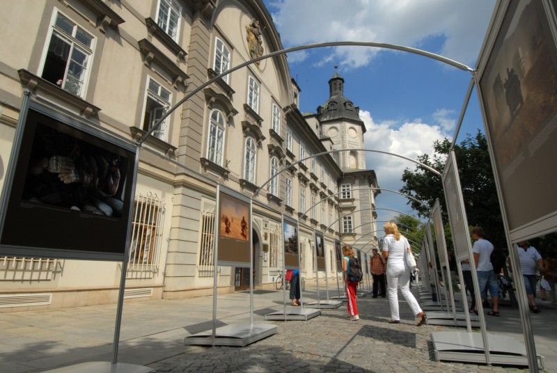 Soubor 48 velkoplošných fotografií představuje každodenní práci českých vojáků v terénu očima praporčíka Daniela Hlaváče a zároveň přináší výtvarný pohled známého fotografa Herberta Slavíka. Ten se zaměřil na atmosféru a krajinu míst, kde naši vojáci pomáhají. Výstava je rovněž doplněna několika fotografiemi anonymních autorů, členů 601. skupiny speciálních sil z Prostějova (foto 26.7.2010).