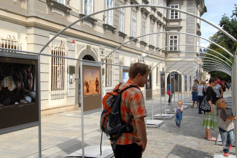 Soubor 48 velkoplošných fotografií představuje každodenní práci českých vojáků v terénu očima praporčíka Daniela Hlaváče a zároveň přináší výtvarný pohled známého fotografa Herberta Slavíka. Ten se zaměřil na atmosféru a krajinu míst, kde naši vojáci pomáhají. Výstava je rovněž doplněna několika fotografiemi anonymních autorů, členů 601. skupiny speciálních sil z Prostějova (foto 26.7.2010).