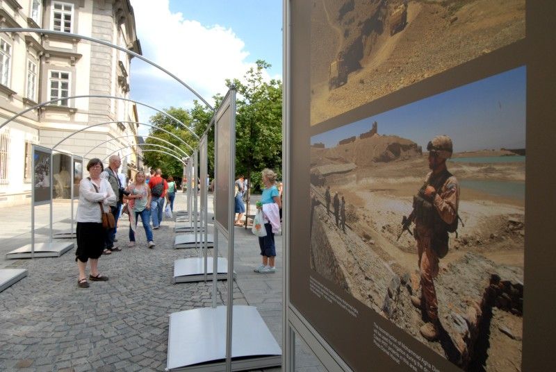 Soubor 48 velkoplošných fotografií představuje každodenní práci českých vojáků v terénu očima praporčíka Daniela Hlaváče a zároveň přináší výtvarný pohled známého fotografa Herberta Slavíka. Ten se zaměřil na atmosféru a krajinu míst, kde naši vojáci pomáhají. Výstava je rovněž doplněna několika fotografiemi anonymních autorů, členů 601. skupiny speciálních sil z Prostějova (foto 26.7.2010).