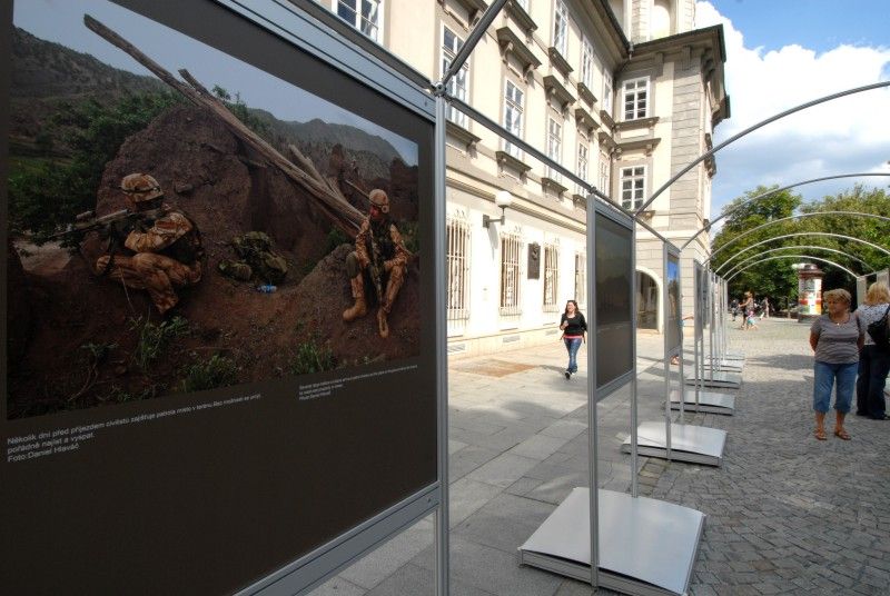 Soubor 48 velkoplošných fotografií představuje každodenní práci českých vojáků v terénu očima praporčíka Daniela Hlaváče a zároveň přináší výtvarný pohled známého fotografa Herberta Slavíka. Ten se zaměřil na atmosféru a krajinu míst, kde naši vojáci pomáhají. Výstava je rovněž doplněna několika fotografiemi anonymních autorů, členů 601. skupiny speciálních sil z Prostějova (foto 26.7.2010).