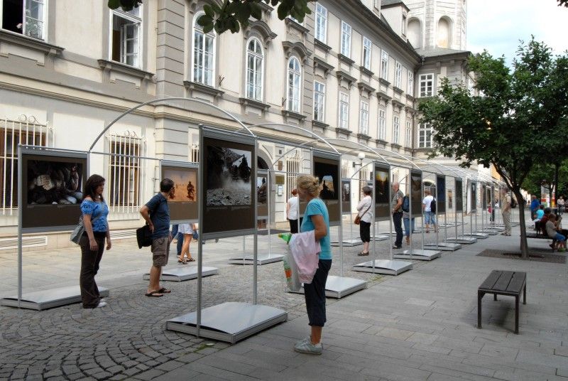 Soubor 48 velkoplošných fotografií představuje každodenní práci českých vojáků v terénu očima praporčíka Daniela Hlaváče a zároveň přináší výtvarný pohled známého fotografa Herberta Slavíka. Ten se zaměřil na atmosféru a krajinu míst, kde naši vojáci pomáhají. Výstava je rovněž doplněna několika fotografiemi anonymních autorů, členů 601. skupiny speciálních sil z Prostějova (foto 26.7.2010).