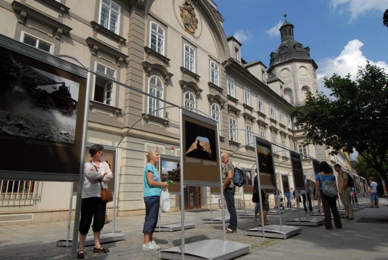 Soubor 48 velkoplošných fotografií představuje každodenní práci českých vojáků v terénu očima praporčíka Daniela Hlaváče a zároveň přináší výtvarný pohled známého fotografa Herberta Slavíka. Ten se zaměřil na atmosféru a krajinu míst, kde naši vojáci pomáhají. Výstava je rovněž doplněna několika fotografiemi anonymních autorů, členů 601. skupiny speciálních sil z Prostějova (foto 26.7.2010).