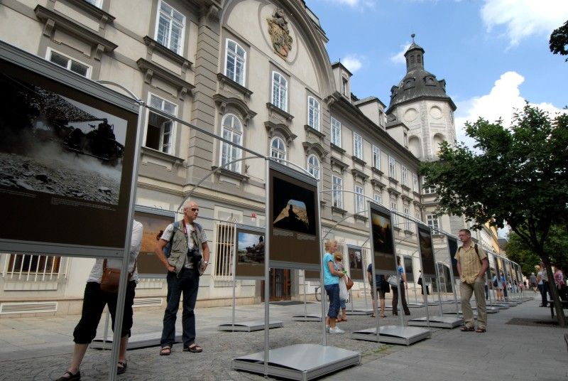 Soubor 48 velkoplošných fotografií představuje každodenní práci českých vojáků v terénu očima praporčíka Daniela Hlaváče a zároveň přináší výtvarný pohled známého fotografa Herberta Slavíka. Ten se zaměřil na atmosféru a krajinu míst, kde naši vojáci pomáhají. Výstava je rovněž doplněna několika fotografiemi anonymních autorů, členů 601. skupiny speciálních sil z Prostějova (foto 26.7.2010).