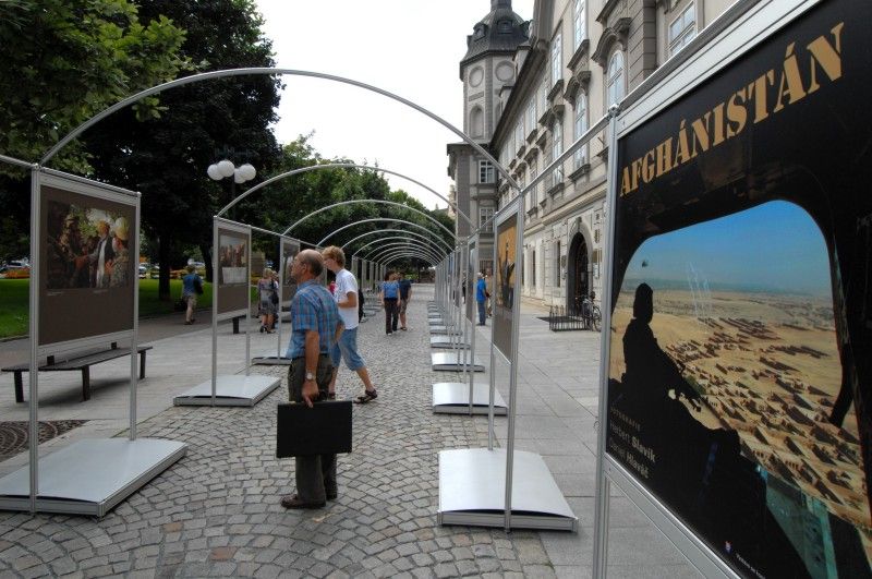 Soubor 48 velkoplošných fotografií představuje každodenní práci českých vojáků v terénu očima praporčíka Daniela Hlaváče a zároveň přináší výtvarný pohled známého fotografa Herberta Slavíka. Ten se zaměřil na atmosféru a krajinu míst, kde naši vojáci pomáhají. Výstava je rovněž doplněna několika fotografiemi anonymních autorů, členů 601. skupiny speciálních sil z Prostějova (foto 26.7.2010).