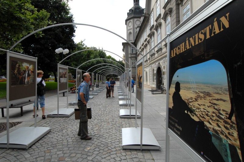 Soubor 48 velkoplošných fotografií představuje každodenní práci českých vojáků v terénu očima praporčíka Daniela Hlaváče a zároveň přináší výtvarný pohled známého fotografa Herberta Slavíka. Ten se zaměřil na atmosféru a krajinu míst, kde naši vojáci pomáhají. Výstava je rovněž doplněna několika fotografiemi anonymních autorů, členů 601. skupiny speciálních sil z Prostějova (foto 26.7.2010).