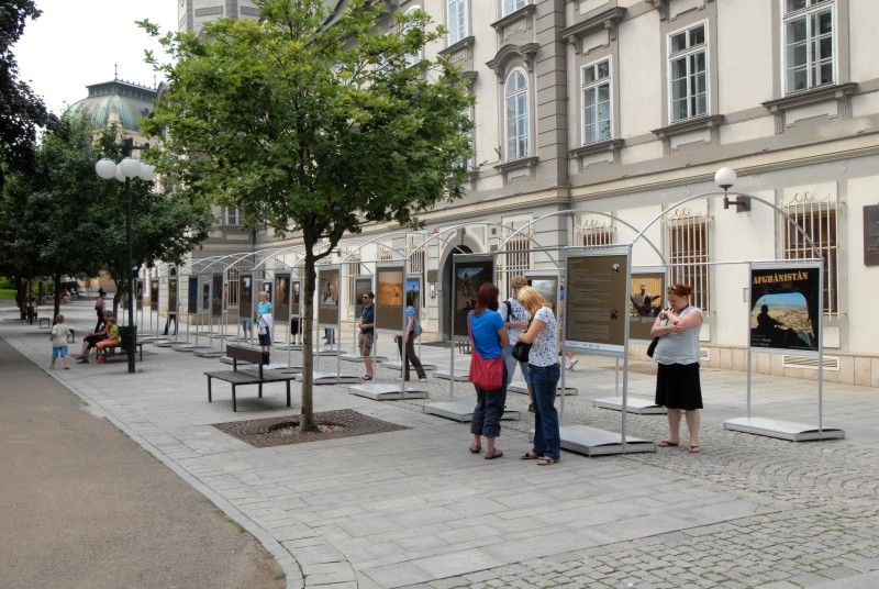 Soubor 48 velkoplošných fotografií představuje každodenní práci českých vojáků v terénu očima praporčíka Daniela Hlaváče a zároveň přináší výtvarný pohled známého fotografa Herberta Slavíka. Ten se zaměřil na atmosféru a krajinu míst, kde naši vojáci pomáhají. Výstava je rovněž doplněna několika fotografiemi anonymních autorů, členů 601. skupiny speciálních sil z Prostějova (foto 26.7.2010).