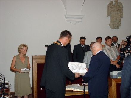 Slavnostní zasedání Zastupitelstva města Plzně při příležitosti předání Ceny 1. června Ivanovi Madkovi za významný přínos k prosazování demokracie, svobody a spravedlnosti