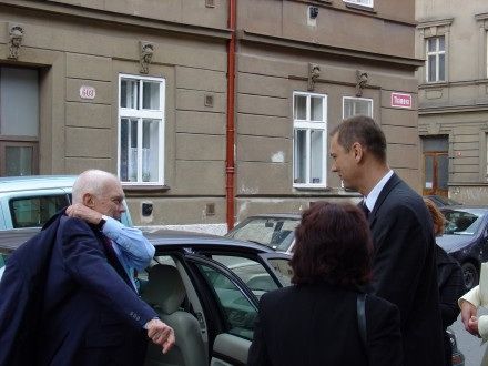 Pan Medek se nejprve zúčastnil v Plzni Thámově ul. slavnostního odhalení pamětní desky plukovníka Pravomila L. Raichla, nositele Řádu Bílého Lva