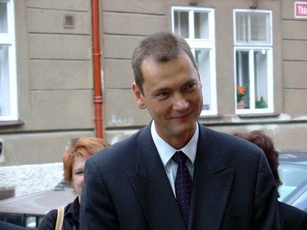 Pan Medek se nejprve zúčastnil v Plzni Thámově ul. slavnostního odhalení pamětní desky plukovníka Pravomila L. Raichla, nositele Řádu Bílého Lva