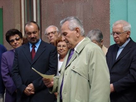 Pan Medek se nejprve zúčastnil v Plzni Thámově ul. slavnostního odhalení pamětní desky plukovníka Pravomila L. Raichla, nositele Řádu Bílého Lva