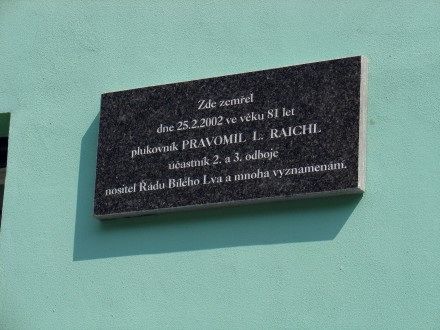 Pan Medek se nejprve zúčastnil v Plzni Thámově ul. slavnostního odhalení pamětní desky plukovníka Pravomila L. Raichla, nositele Řádu Bílého Lva