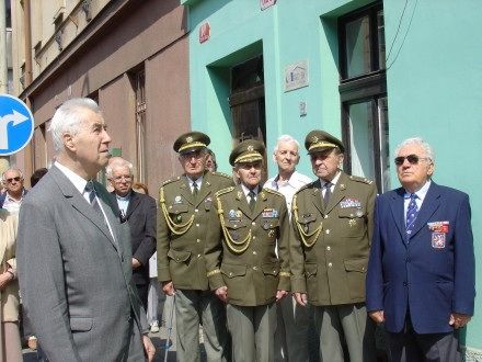 Pan Medek se nejprve zúčastnil v Plzni Thámově ul. slavnostního odhalení pamětní desky plukovníka Pravomila L. Raichla, nositele Řádu Bílého Lva