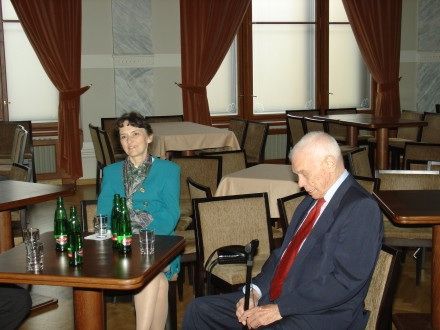 Ivan Medek s manželkou, primátorem města Plzně Miroslavem Kalousem a kancléřkou Ivou Horoškovou při občerstvení ve Velkém sále Měšťanské besedy