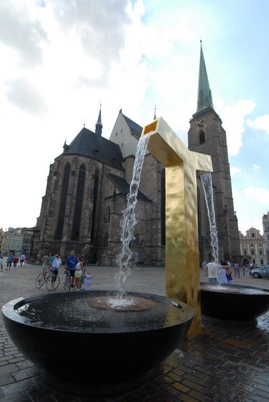 Anděl, Velbloud a Chrtice. Trojice moderních kašen vyrobených podle návrhu pražského architekta Ondřeje Císlera. Chrliče inspirované heraldickými figurami plzeňského znaku jsou bronzové odlitky různé výšky. Jedná se o speciálně vyrobená unikátní díla. Jejich zlacení včetně technologické přestávky trvalo 9 měsíců. Použilo se při něm 7 druhů (barev) plátkového zlata – povrch tvoří kombinace různě barevných plátků o rozměru 80x 80 mm. Na pozlacení všech tří chrličů (cca 70 m2) se spotřebovalo cca 720 g zlata. Různobarevné plátky zlata vytváří strukturu s rozdílnými barevnými efekty, které se budou postupem času měnit. Tzv. patina a stárnutí jsou neoddělitelnou součástí celého díla (foto 31.7.2010).