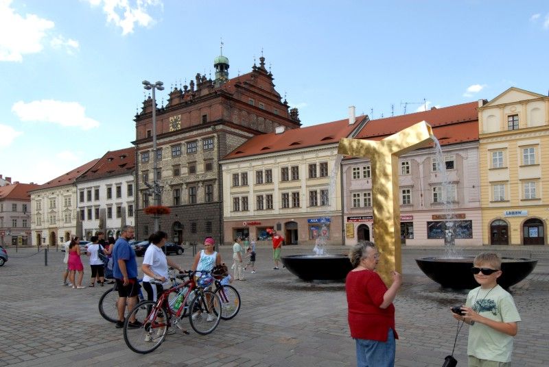 Anděl, Velbloud a Chrtice. Trojice moderních kašen vyrobených podle návrhu pražského architekta Ondřeje Císlera. Chrliče inspirované heraldickými figurami plzeňského znaku jsou bronzové odlitky různé výšky. Jedná se o speciálně vyrobená unikátní díla. Jejich zlacení včetně technologické přestávky trvalo 9 měsíců. Použilo se při něm 7 druhů (barev) plátkového zlata – povrch tvoří kombinace různě barevných plátků o rozměru 80x 80 mm. Na pozlacení všech tří chrličů (cca 70 m2) se spotřebovalo cca 720 g zlata. Různobarevné plátky zlata vytváří strukturu s rozdílnými barevnými efekty, které se budou postupem času měnit. Tzv. patina a stárnutí jsou neoddělitelnou součástí celého díla (foto 31.7.2010).