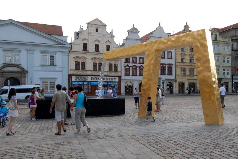 Anděl, Velbloud a Chrtice. Trojice moderních kašen vyrobených podle návrhu pražského architekta Ondřeje Císlera. Chrliče inspirované heraldickými figurami plzeňského znaku jsou bronzové odlitky různé výšky. Jedná se o speciálně vyrobená unikátní díla. Jejich zlacení včetně technologické přestávky trvalo 9 měsíců. Použilo se při něm 7 druhů (barev) plátkového zlata – povrch tvoří kombinace různě barevných plátků o rozměru 80x 80 mm. Na pozlacení všech tří chrličů (cca 70 m2) se spotřebovalo cca 720 g zlata. Různobarevné plátky zlata vytváří strukturu s rozdílnými barevnými efekty, které se budou postupem času měnit. Tzv. patina a stárnutí jsou neoddělitelnou součástí celého díla (foto 31.7.2010).