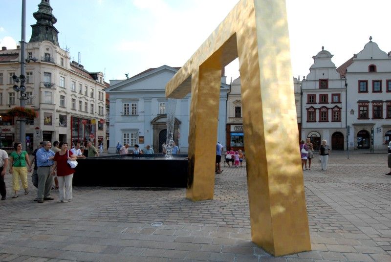 Anděl, Velbloud a Chrtice. Trojice moderních kašen vyrobených podle návrhu pražského architekta Ondřeje Císlera. Chrliče inspirované heraldickými figurami plzeňského znaku jsou bronzové odlitky různé výšky. Jedná se o speciálně vyrobená unikátní díla. Jejich zlacení včetně technologické přestávky trvalo 9 měsíců. Použilo se při něm 7 druhů (barev) plátkového zlata – povrch tvoří kombinace různě barevných plátků o rozměru 80x 80 mm. Na pozlacení všech tří chrličů (cca 70 m2) se spotřebovalo cca 720 g zlata. Různobarevné plátky zlata vytváří strukturu s rozdílnými barevnými efekty, které se budou postupem času měnit. Tzv. patina a stárnutí jsou neoddělitelnou součástí celého díla (foto 31.7.2010).