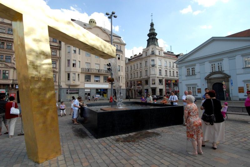 Anděl, Velbloud a Chrtice. Trojice moderních kašen vyrobených podle návrhu pražského architekta Ondřeje Císlera. Chrliče inspirované heraldickými figurami plzeňského znaku jsou bronzové odlitky různé výšky. Jedná se o speciálně vyrobená unikátní díla. Jejich zlacení včetně technologické přestávky trvalo 9 měsíců. Použilo se při něm 7 druhů (barev) plátkového zlata – povrch tvoří kombinace různě barevných plátků o rozměru 80x 80 mm. Na pozlacení všech tří chrličů (cca 70 m2) se spotřebovalo cca 720 g zlata. Různobarevné plátky zlata vytváří strukturu s rozdílnými barevnými efekty, které se budou postupem času měnit. Tzv. patina a stárnutí jsou neoddělitelnou součástí celého díla (foto 31.7.2010).