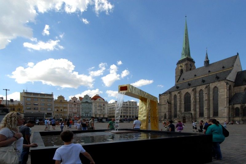 Anděl, Velbloud a Chrtice. Trojice moderních kašen vyrobených podle návrhu pražského architekta Ondřeje Císlera. Chrliče inspirované heraldickými figurami plzeňského znaku jsou bronzové odlitky různé výšky. Jedná se o speciálně vyrobená unikátní díla. Jejich zlacení včetně technologické přestávky trvalo 9 měsíců. Použilo se při něm 7 druhů (barev) plátkového zlata – povrch tvoří kombinace různě barevných plátků o rozměru 80x 80 mm. Na pozlacení všech tří chrličů (cca 70 m2) se spotřebovalo cca 720 g zlata. Různobarevné plátky zlata vytváří strukturu s rozdílnými barevnými efekty, které se budou postupem času měnit. Tzv. patina a stárnutí jsou neoddělitelnou součástí celého díla (foto 31.7.2010).