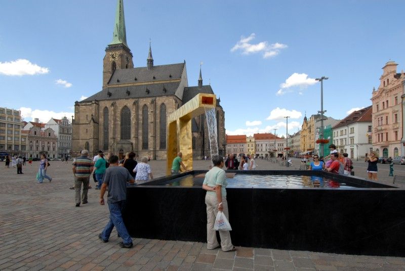 Anděl, Velbloud a Chrtice. Trojice moderních kašen vyrobených podle návrhu pražského architekta Ondřeje Císlera. Chrliče inspirované heraldickými figurami plzeňského znaku jsou bronzové odlitky různé výšky. Jedná se o speciálně vyrobená unikátní díla. Jejich zlacení včetně technologické přestávky trvalo 9 měsíců. Použilo se při něm 7 druhů (barev) plátkového zlata – povrch tvoří kombinace různě barevných plátků o rozměru 80x 80 mm. Na pozlacení všech tří chrličů (cca 70 m2) se spotřebovalo cca 720 g zlata. Různobarevné plátky zlata vytváří strukturu s rozdílnými barevnými efekty, které se budou postupem času měnit. Tzv. patina a stárnutí jsou neoddělitelnou součástí celého díla (foto 31.7.2010).
