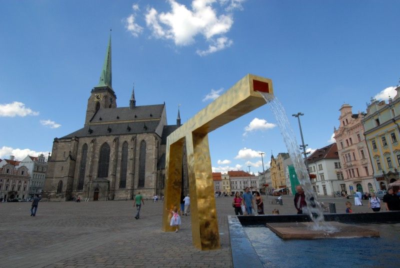 Anděl, Velbloud a Chrtice. Trojice moderních kašen vyrobených podle návrhu pražského architekta Ondřeje Císlera. Chrliče inspirované heraldickými figurami plzeňského znaku jsou bronzové odlitky různé výšky. Jedná se o speciálně vyrobená unikátní díla. Jejich zlacení včetně technologické přestávky trvalo 9 měsíců. Použilo se při něm 7 druhů (barev) plátkového zlata – povrch tvoří kombinace různě barevných plátků o rozměru 80x 80 mm. Na pozlacení všech tří chrličů (cca 70 m2) se spotřebovalo cca 720 g zlata. Různobarevné plátky zlata vytváří strukturu s rozdílnými barevnými efekty, které se budou postupem času měnit. Tzv. patina a stárnutí jsou neoddělitelnou součástí celého díla (foto 31.7.2010).