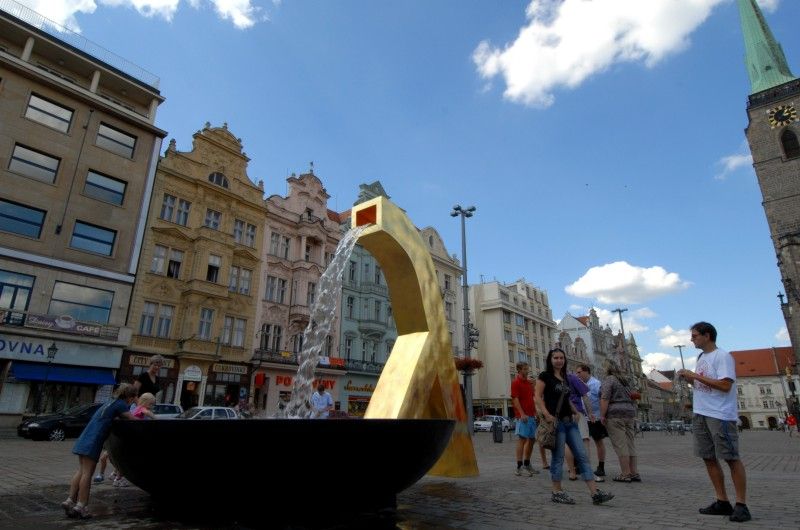 Anděl, Velbloud a Chrtice. Trojice moderních kašen vyrobených podle návrhu pražského architekta Ondřeje Císlera. Chrliče inspirované heraldickými figurami plzeňského znaku jsou bronzové odlitky různé výšky. Jedná se o speciálně vyrobená unikátní díla. Jejich zlacení včetně technologické přestávky trvalo 9 měsíců. Použilo se při něm 7 druhů (barev) plátkového zlata – povrch tvoří kombinace různě barevných plátků o rozměru 80x 80 mm. Na pozlacení všech tří chrličů (cca 70 m2) se spotřebovalo cca 720 g zlata. Různobarevné plátky zlata vytváří strukturu s rozdílnými barevnými efekty, které se budou postupem času měnit. Tzv. patina a stárnutí jsou neoddělitelnou součástí celého díla (foto 31.7.2010).