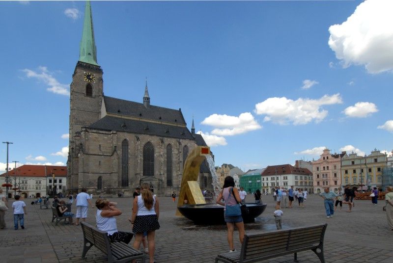Anděl, Velbloud a Chrtice. Trojice moderních kašen vyrobených podle návrhu pražského architekta Ondřeje Císlera. Chrliče inspirované heraldickými figurami plzeňského znaku jsou bronzové odlitky různé výšky. Jedná se o speciálně vyrobená unikátní díla. Jejich zlacení včetně technologické přestávky trvalo 9 měsíců. Použilo se při něm 7 druhů (barev) plátkového zlata – povrch tvoří kombinace různě barevných plátků o rozměru 80x 80 mm. Na pozlacení všech tří chrličů (cca 70 m2) se spotřebovalo cca 720 g zlata. Různobarevné plátky zlata vytváří strukturu s rozdílnými barevnými efekty, které se budou postupem času měnit. Tzv. patina a stárnutí jsou neoddělitelnou součástí celého díla (foto 31.7.2010).