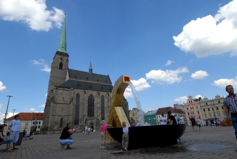 Anděl, Velbloud a Chrtice. Trojice moderních kašen vyrobených podle návrhu pražského architekta Ondřeje Císlera. Chrliče inspirované heraldickými figurami plzeňského znaku jsou bronzové odlitky různé výšky. Jedná se o speciálně vyrobená unikátní díla. Jejich zlacení včetně technologické přestávky trvalo 9 měsíců. Použilo se při něm 7 druhů (barev) plátkového zlata – povrch tvoří kombinace různě barevných plátků o rozměru 80x 80 mm. Na pozlacení všech tří chrličů (cca 70 m2) se spotřebovalo cca 720 g zlata. Různobarevné plátky zlata vytváří strukturu s rozdílnými barevnými efekty, které se budou postupem času měnit. Tzv. patina a stárnutí jsou neoddělitelnou součástí celého díla (foto 31.7.2010).