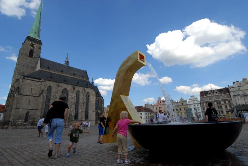 Anděl, Velbloud a Chrtice. Trojice moderních kašen vyrobených podle návrhu pražského architekta Ondřeje Císlera. Chrliče inspirované heraldickými figurami plzeňského znaku jsou bronzové odlitky různé výšky. Jedná se o speciálně vyrobená unikátní díla. Jejich zlacení včetně technologické přestávky trvalo 9 měsíců. Použilo se při něm 7 druhů (barev) plátkového zlata – povrch tvoří kombinace různě barevných plátků o rozměru 80x 80 mm. Na pozlacení všech tří chrličů (cca 70 m2) se spotřebovalo cca 720 g zlata. Různobarevné plátky zlata vytváří strukturu s rozdílnými barevnými efekty, které se budou postupem času měnit. Tzv. patina a stárnutí jsou neoddělitelnou součástí celého díla (foto 31.7.2010).