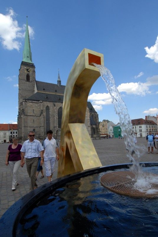 Anděl, Velbloud a Chrtice. Trojice moderních kašen vyrobených podle návrhu pražského architekta Ondřeje Císlera. Chrliče inspirované heraldickými figurami plzeňského znaku jsou bronzové odlitky různé výšky. Jedná se o speciálně vyrobená unikátní díla. Jejich zlacení včetně technologické přestávky trvalo 9 měsíců. Použilo se při něm 7 druhů (barev) plátkového zlata – povrch tvoří kombinace různě barevných plátků o rozměru 80x 80 mm. Na pozlacení všech tří chrličů (cca 70 m2) se spotřebovalo cca 720 g zlata. Různobarevné plátky zlata vytváří strukturu s rozdílnými barevnými efekty, které se budou postupem času měnit. Tzv. patina a stárnutí jsou neoddělitelnou součástí celého díla (foto 31.7.2010).