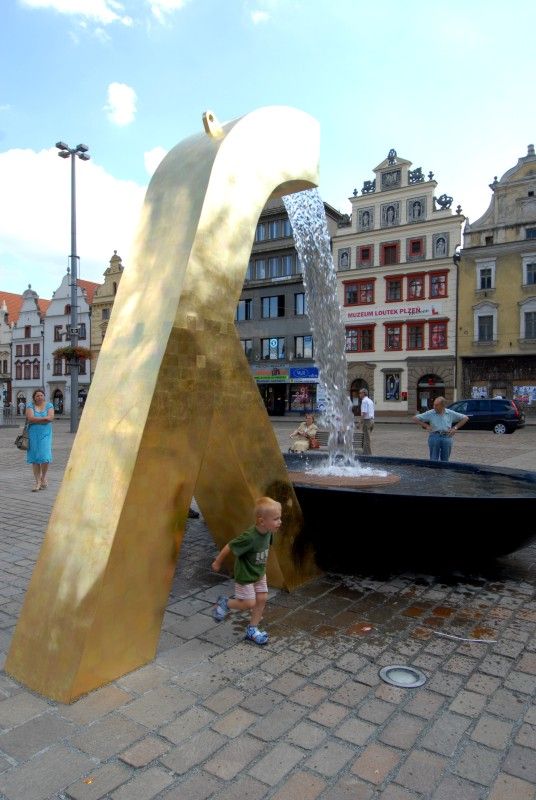 Anděl, Velbloud a Chrtice. Trojice moderních kašen vyrobených podle návrhu pražského architekta Ondřeje Císlera. Chrliče inspirované heraldickými figurami plzeňského znaku jsou bronzové odlitky různé výšky. Jedná se o speciálně vyrobená unikátní díla. Jejich zlacení včetně technologické přestávky trvalo 9 měsíců. Použilo se při něm 7 druhů (barev) plátkového zlata – povrch tvoří kombinace různě barevných plátků o rozměru 80x 80 mm. Na pozlacení všech tří chrličů (cca 70 m2) se spotřebovalo cca 720 g zlata. Různobarevné plátky zlata vytváří strukturu s rozdílnými barevnými efekty, které se budou postupem času měnit. Tzv. patina a stárnutí jsou neoddělitelnou součástí celého díla (foto 31.7.2010).
