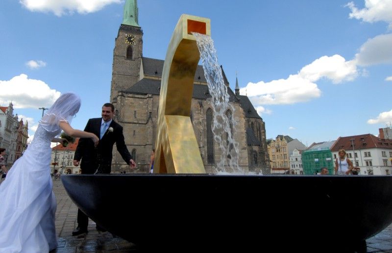 Anděl, Velbloud a Chrtice. Trojice moderních kašen vyrobených podle návrhu pražského architekta Ondřeje Císlera. Chrliče inspirované heraldickými figurami plzeňského znaku jsou bronzové odlitky různé výšky. Jedná se o speciálně vyrobená unikátní díla. Jejich zlacení včetně technologické přestávky trvalo 9 měsíců. Použilo se při něm 7 druhů (barev) plátkového zlata – povrch tvoří kombinace různě barevných plátků o rozměru 80x 80 mm. Na pozlacení všech tří chrličů (cca 70 m2) se spotřebovalo cca 720 g zlata. Různobarevné plátky zlata vytváří strukturu s rozdílnými barevnými efekty, které se budou postupem času měnit. Tzv. patina a stárnutí jsou neoddělitelnou součástí celého díla (foto 31.7.2010).