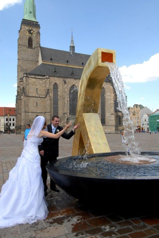 Anděl, Velbloud a Chrtice. Trojice moderních kašen vyrobených podle návrhu pražského architekta Ondřeje Císlera. Chrliče inspirované heraldickými figurami plzeňského znaku jsou bronzové odlitky různé výšky. Jedná se o speciálně vyrobená unikátní díla. Jejich zlacení včetně technologické přestávky trvalo 9 měsíců. Použilo se při něm 7 druhů (barev) plátkového zlata – povrch tvoří kombinace různě barevných plátků o rozměru 80x 80 mm. Na pozlacení všech tří chrličů (cca 70 m2) se spotřebovalo cca 720 g zlata. Různobarevné plátky zlata vytváří strukturu s rozdílnými barevnými efekty, které se budou postupem času měnit. Tzv. patina a stárnutí jsou neoddělitelnou součástí celého díla (foto 31.7.2010).