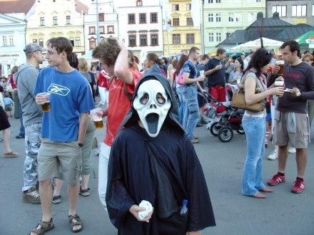Historickému víkendu přálo v sobotu i něděli počasí a tak nebylo divu, že plzeňské scény byly diváky doslova obklopeny. Letos se registrovalo 3 557 strašidel a tak bude Plzeň zapsána v Guinnessově knize rekordů.