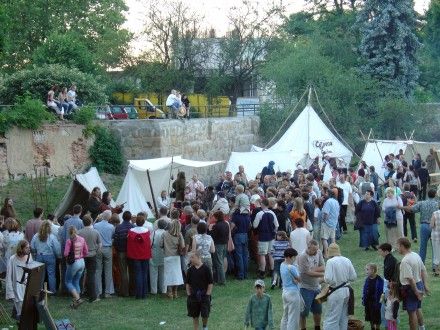 Historickému víkendu přálo v sobotu i něděli počasí a tak nebylo divu, že plzeňské scény byly diváky doslova obklopeny. Letos se registrovalo 3 557 strašidel a tak bude Plzeň zapsána v Guinnessově knize rekordů.