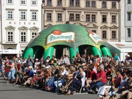 Historickému víkendu přálo v sobotu i něděli počasí a tak nebylo divu, že plzeňské scény byly diváky doslova obklopeny. Letos se registrovalo 3 557 strašidel a tak bude Plzeň zapsána v Guinnessově knize rekordů.