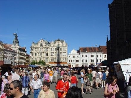 Historickému víkendu přálo v sobotu i něděli počasí a tak nebylo divu, že plzeňské scény byly diváky doslova obklopeny. Letos se registrovalo 3 557 strašidel a tak bude Plzeň zapsána v Guinnessově knize rekordů.