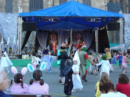 Historickému víkendu přálo v sobotu i něděli počasí a tak nebylo divu, že plzeňské scény byly diváky doslova obklopeny. Letos se registrovalo 3 557 strašidel a tak bude Plzeň zapsána v Guinnessově knize rekordů.