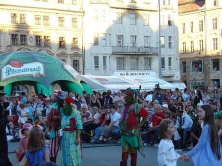 Historickému víkendu přálo v sobotu i něděli počasí a tak nebylo divu, že plzeňské scény byly diváky doslova obklopeny. Letos se registrovalo 3 557 strašidel a tak bude Plzeň zapsána v Guinnessově knize rekordů.