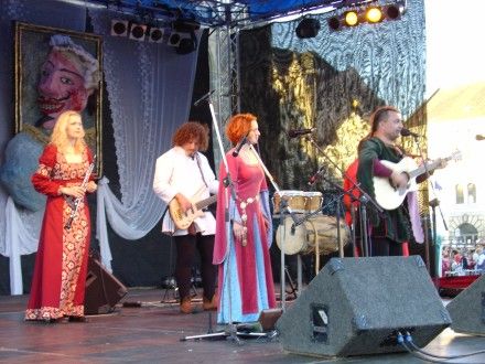 Historickému víkendu přálo v sobotu i něděli počasí a tak nebylo divu, že plzeňské scény byly diváky doslova obklopeny. Letos se registrovalo 3 557 strašidel a tak bude Plzeň zapsána v Guinnessově knize rekordů.