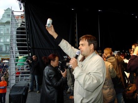 Přípitek na náměstí Republiky v Plzni u příležitosti 163. výročí od uvaření první várky piva Pilsner Urquell