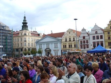 Přípitek na náměstí Republiky v Plzni u příležitosti 163. výročí od uvaření první várky piva Pilsner Urquell