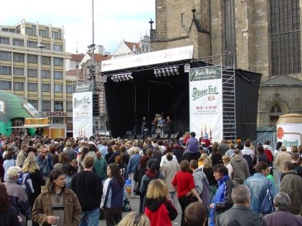 Přípitek na náměstí Republiky v Plzni u příležitosti 163. výročí od uvaření první várky piva Pilsner Urquell