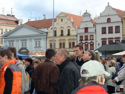 Přípitek na náměstí Republiky v Plzni u příležitosti 163. výročí od uvaření první várky piva Pilsner Urquell