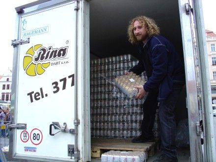 Přípitek na náměstí Republiky v Plzni u příležitosti 163. výročí od uvaření první várky piva Pilsner Urquell